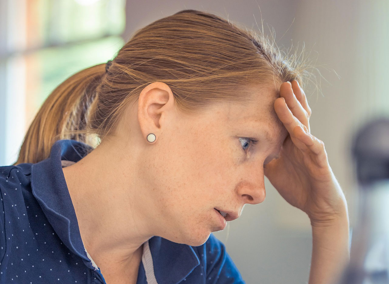 Bild einer frustrierten Frau am PC